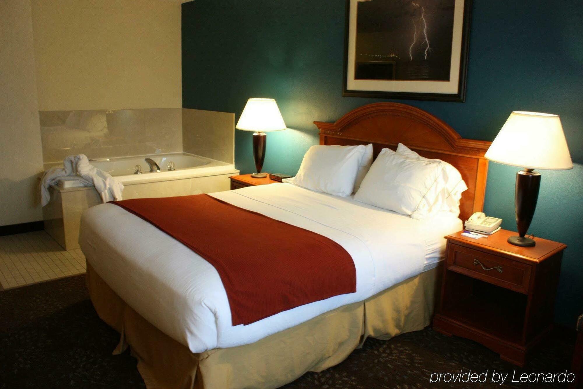 Holiday Inn Express Mackinaw City By Ihg Екстериор снимка